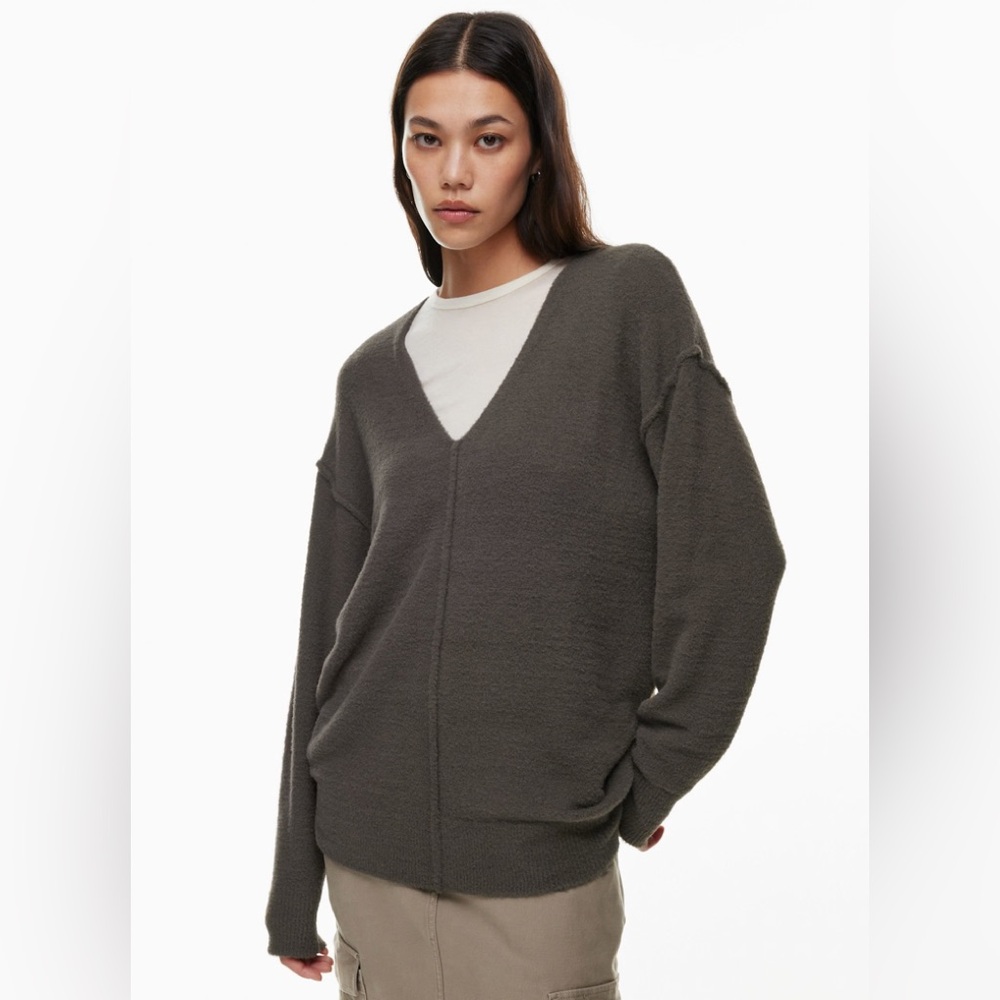 Aritzia Wilfred Free HUSH KNIT V-NECK SWEATER